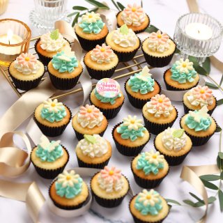 お誕生日カップケーキを高輪本店とUber Eatsにて販売中