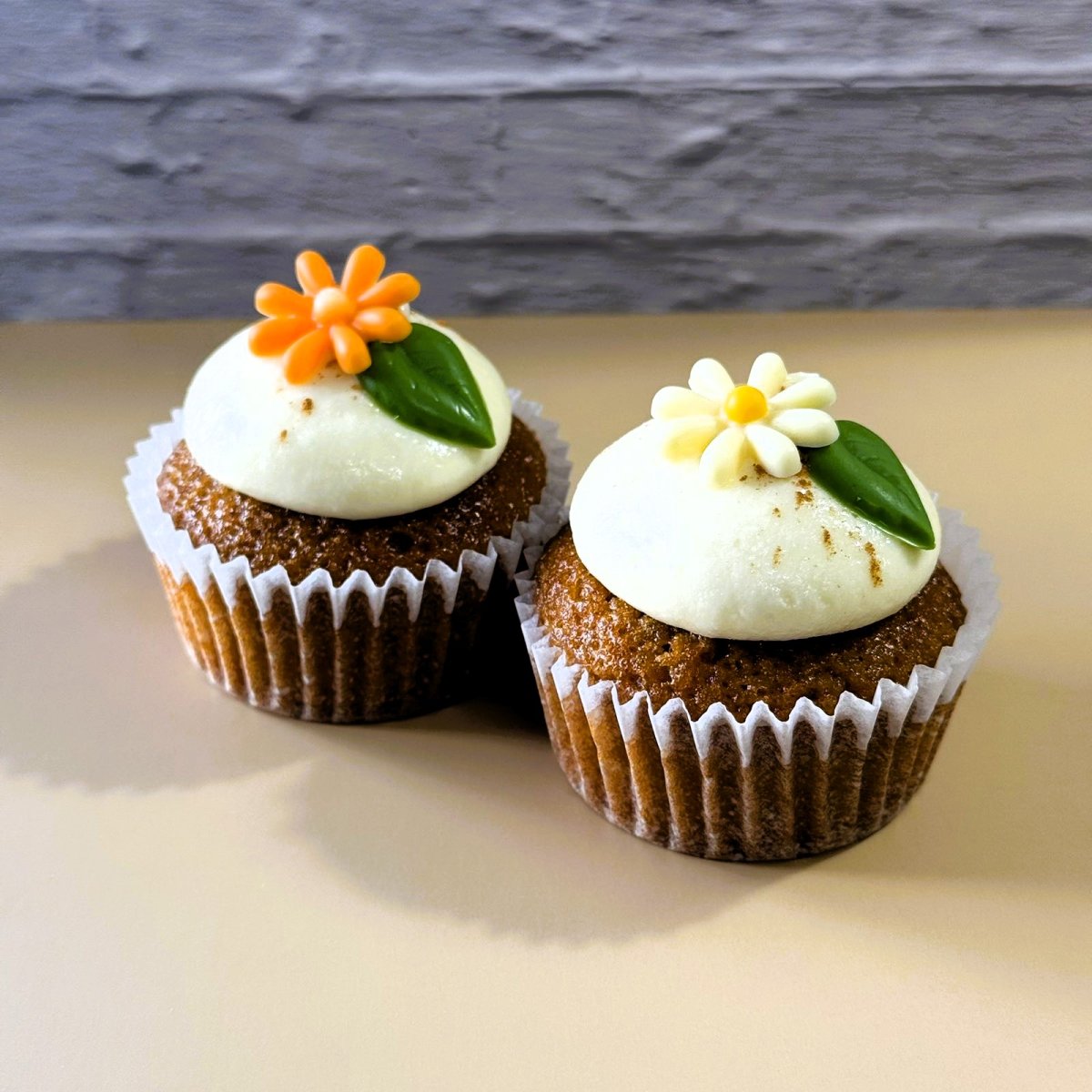 画像1: 【店舗限定】ラブリーキャロットカップケーキ（2個セット｜8月・9月限定（夏季休業8/11-17）｜店頭販売・ご予約） (1)