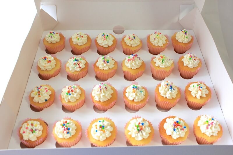 バニラ Mini Cupcakes ミニカップケーキ 東京近郊向き 予約制5日後以降 Bellas Cupcakes